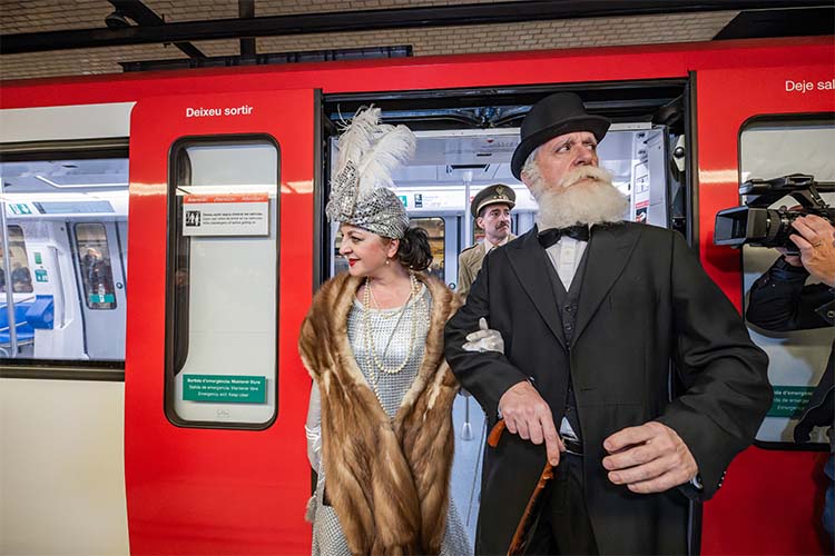Els personatges de l'època, en el moment inaugural sortint del metro