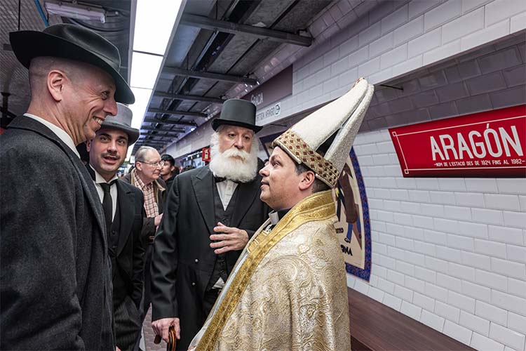 Personatges de l'època, a l'estació de metro d'Aragó