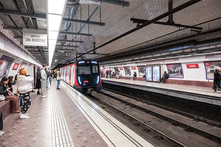 Imatges retro de les primeres parades del metro, al fons