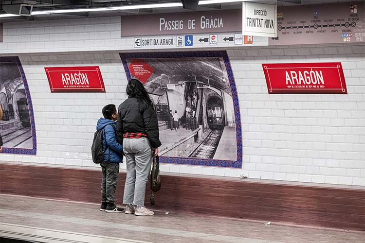 Una dona i un nen mirant les fotografies històriques