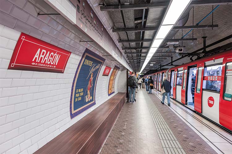 Publicitat de l'època a les andanes